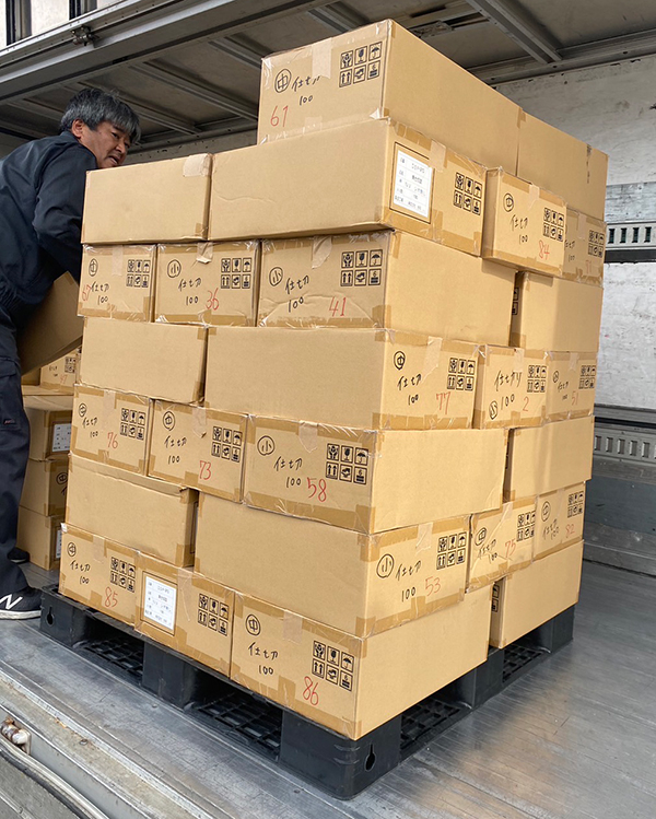 春日井市のピアノ輸送,精密機器輸送のナイスキャリーサービスは給食センターの3トン分の食器をフィリピンに届けます