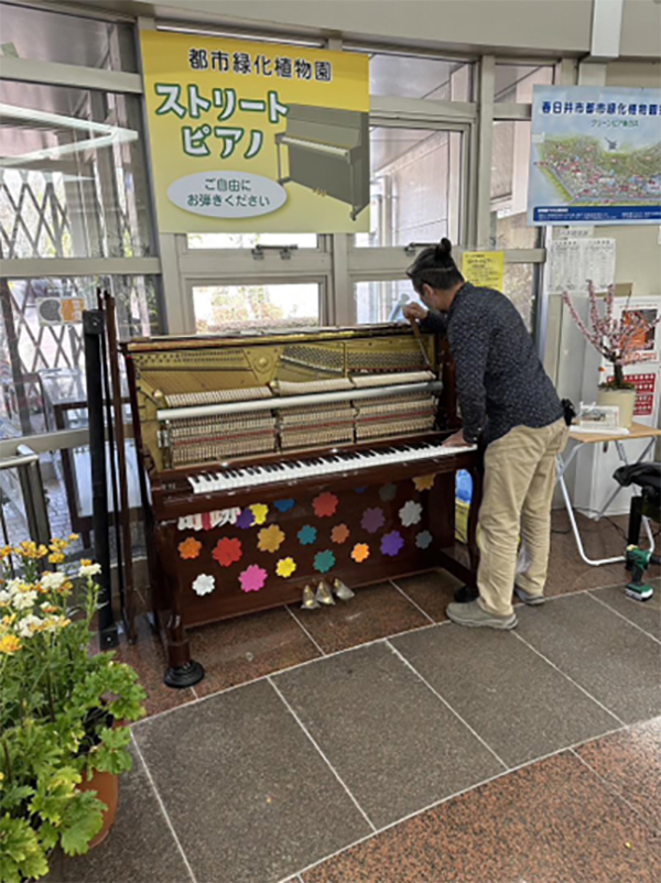 愛知県春日井市で不要品回収ならナイスキャリーサービス。愛知県春日井市のナイスキャリーサービス、こども夢事業でストリートピアノを設置しました。調律中